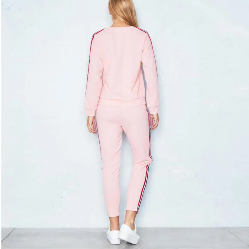 Комплект Спортивный женский из пуловера и брюк с круглым вырезом карманами| |