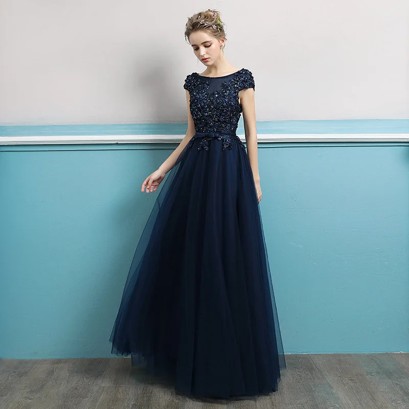 Вечернее платье темно синего цвета с цветочной аппликацией а силуэт короткий