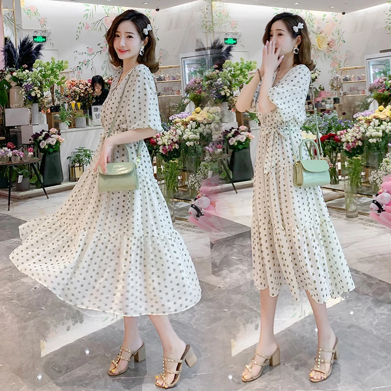 Женское шифоновое платье в горошек летнее приталенное с поясом и v образным