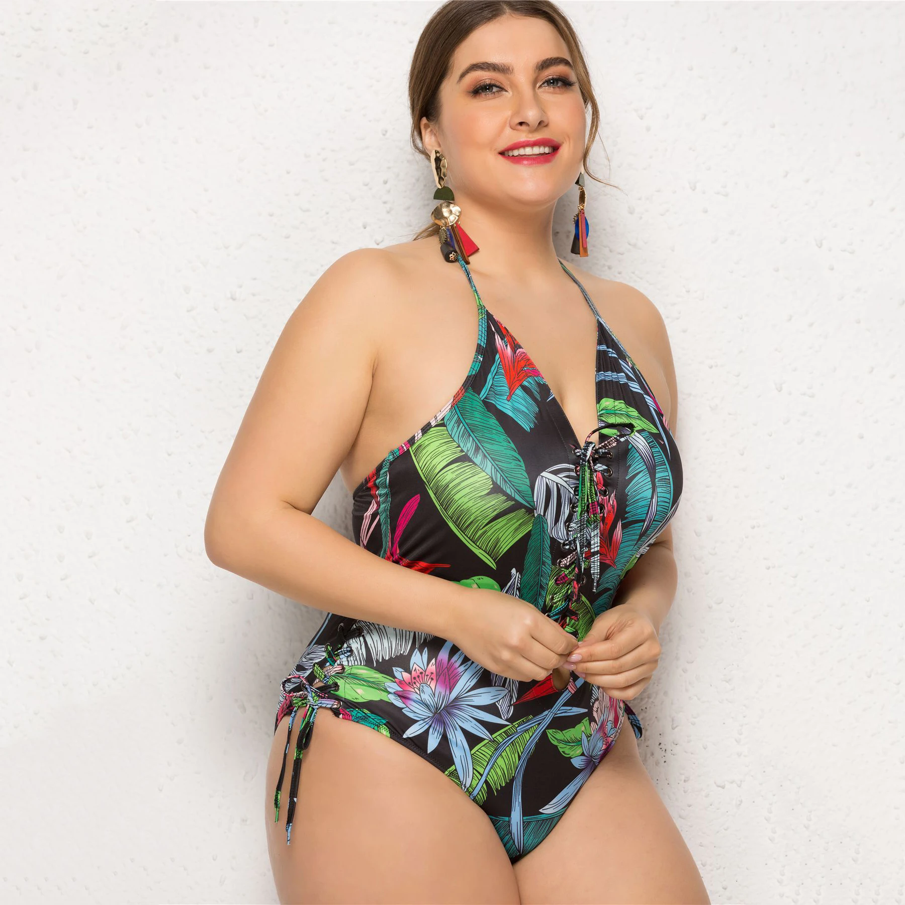 Женский купальник на бретельках с глубоким вырезом зеленый цветочным принтом