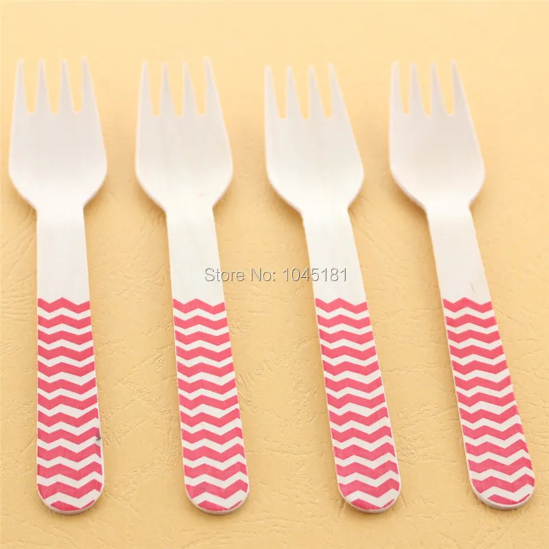 Красные бумажные стаканчики соломинки квадратные и круглые тарелки шеврон вилки