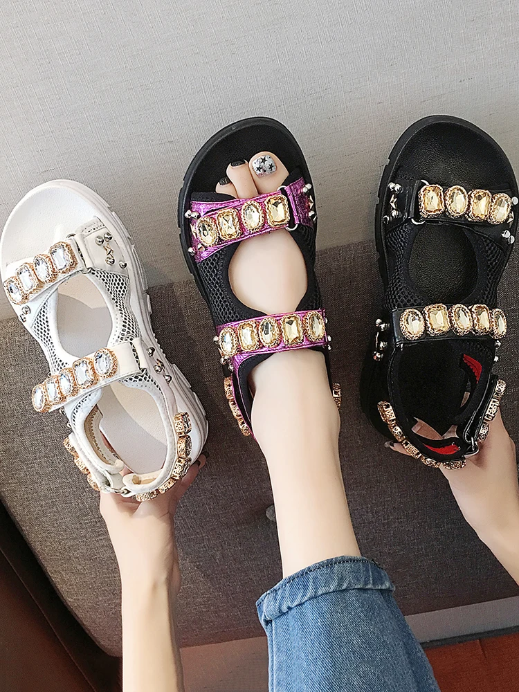 Женские модные сандалии с заклепками на толстой подошве из искусственной кожи