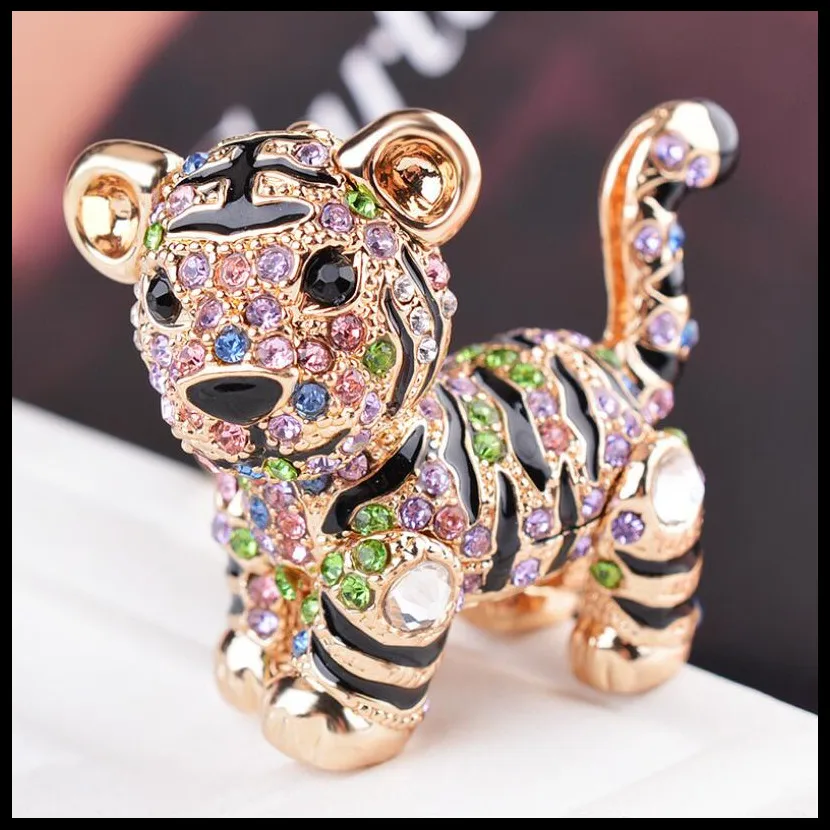 

2019 NEW Fashion Creative Tiger KeyChain Girls Bag Ornaments Car Key Chain Exquisite Gift Birthday Gift Party Favors