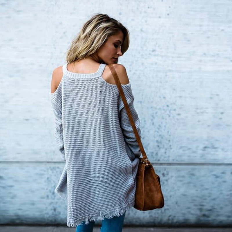 Женский хлопковый теплый свитер в стиле бохо с открытыми плечами серого цвета