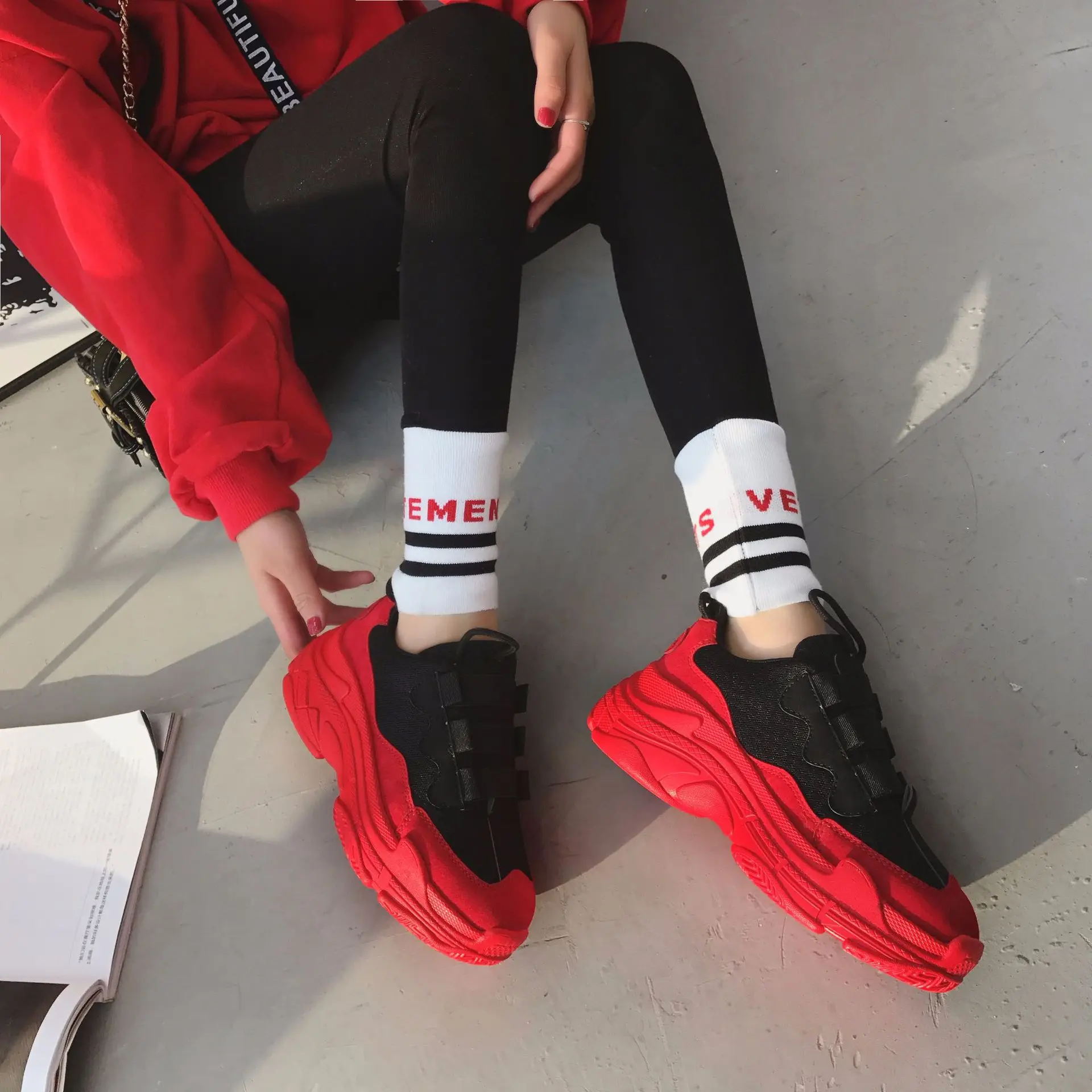 Женские кроссовки на высокой платформе 2018 модные женские красные черные туфли