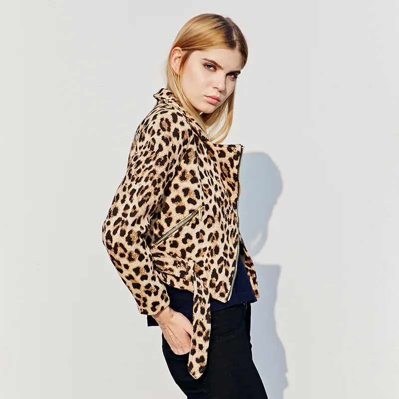 Женская короткая приталенная мотоциклетная куртка на молнии с леопардовым