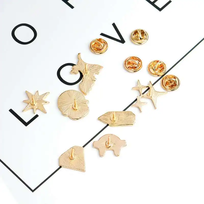 Эмалированная брошь-карандаш в виде мультяшного антартского айберга черная