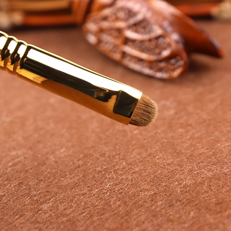 X451 Профессиональная ручная кисть для макияжа из мягких и упругих волос горностая.