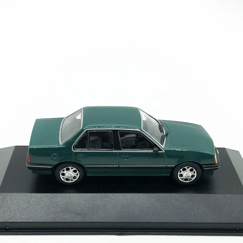 Коллекция демонстрационная модель из бутика 1/43 Классическая CHEVROLET MONZA 1988 литье