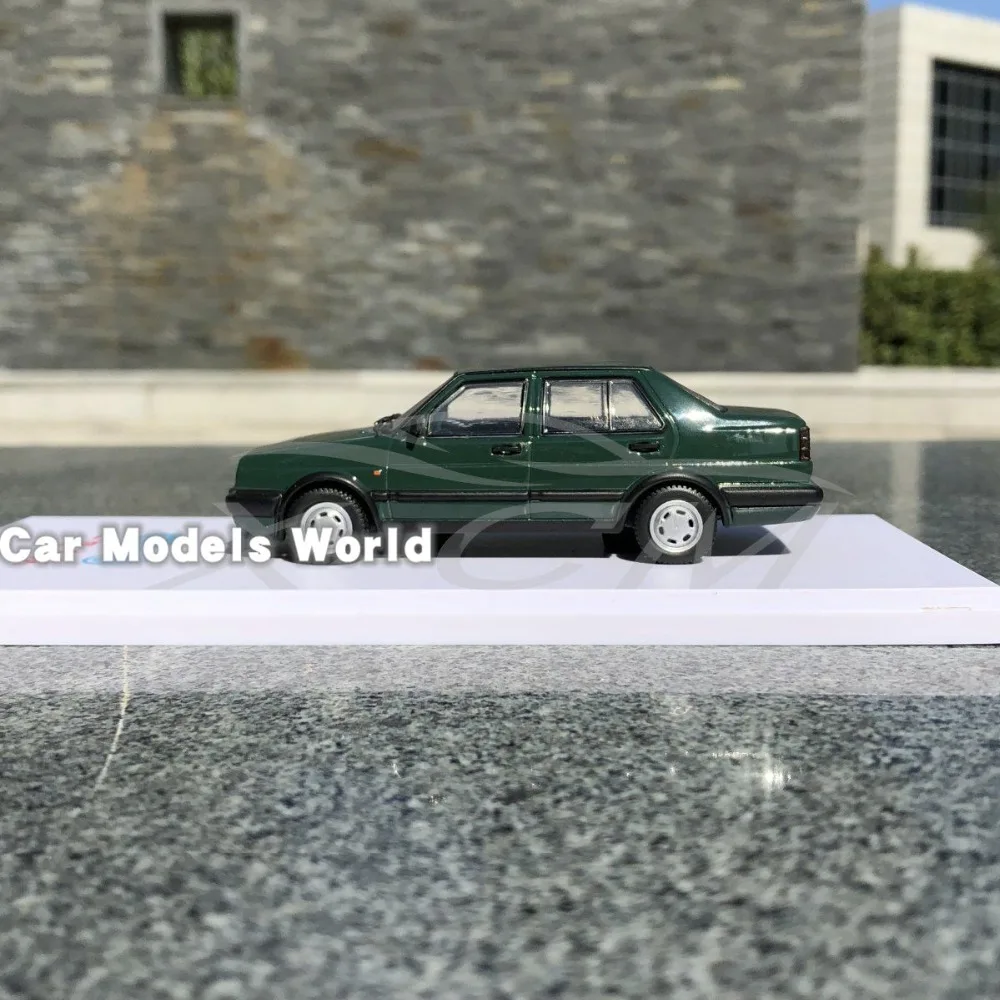 Литая модель автомобиля для старой Jetta (зеленая) 1:43 ничего не открывается +