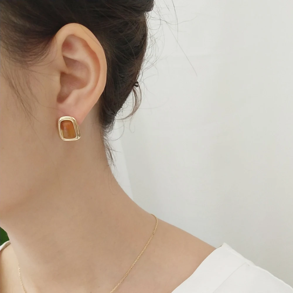 Серьги гвоздики из серебра 925 пробы с золотистыми искусственными