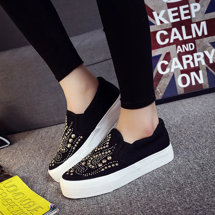 Новинка года; сезон весна-лето-осень; лоферы с закрытым носком и заклепками в Корейском стиле; женская обувь без застежки на плоской платформе с металлическим украшением; 190523
