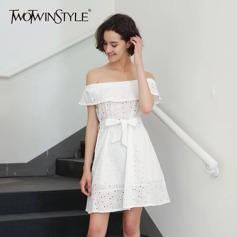 TWOTWINSTYLE, сексуальное Белое Женское платье с открытыми плечами, с вырезом лодочкой, с рюшами, на шнуровке, мини-платье, женская повседневная одежда в Корейском стиле, лето