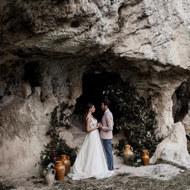 Свадебное платье с иллюзионным лифом глубоким вырезом без рукавов шифоновое