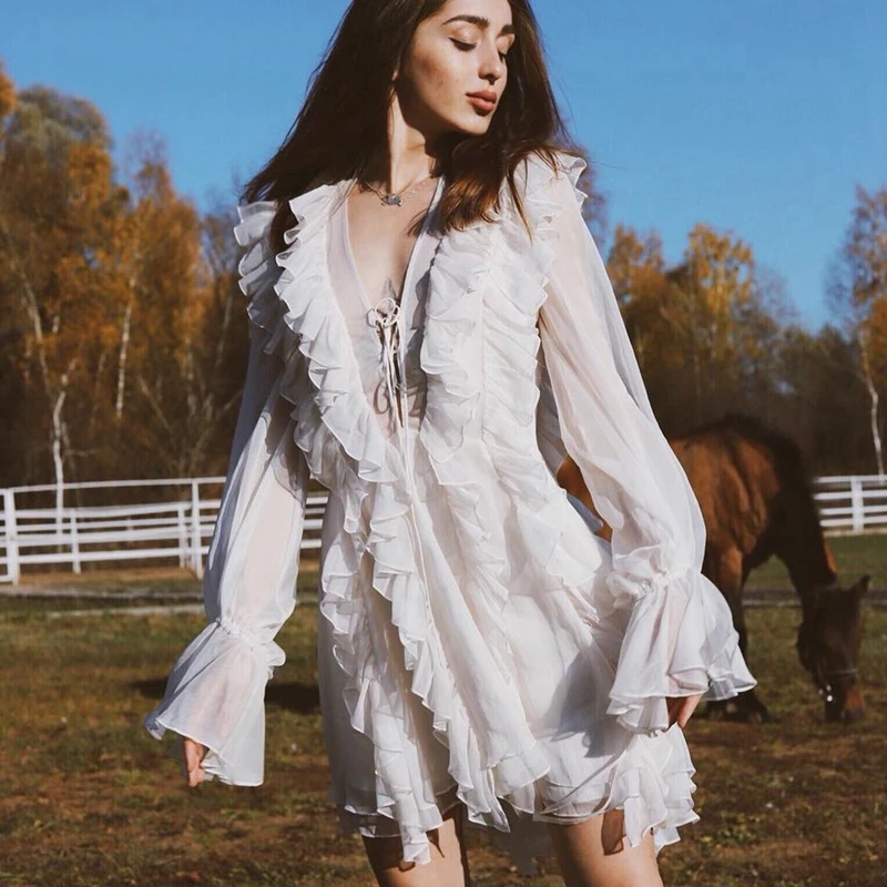 Высокое качество белого и черного цвета дизайнерские туфли на 2019 рюшами