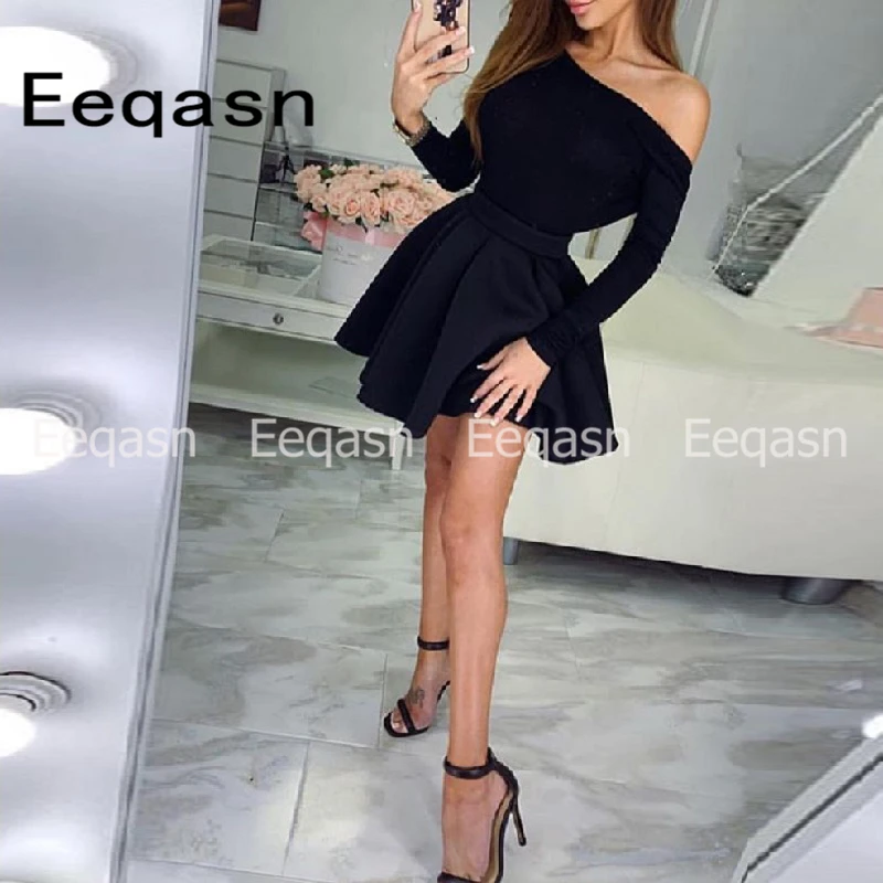 Женское короткое коктейльное платье черное эластичное атласное на одно плечо с