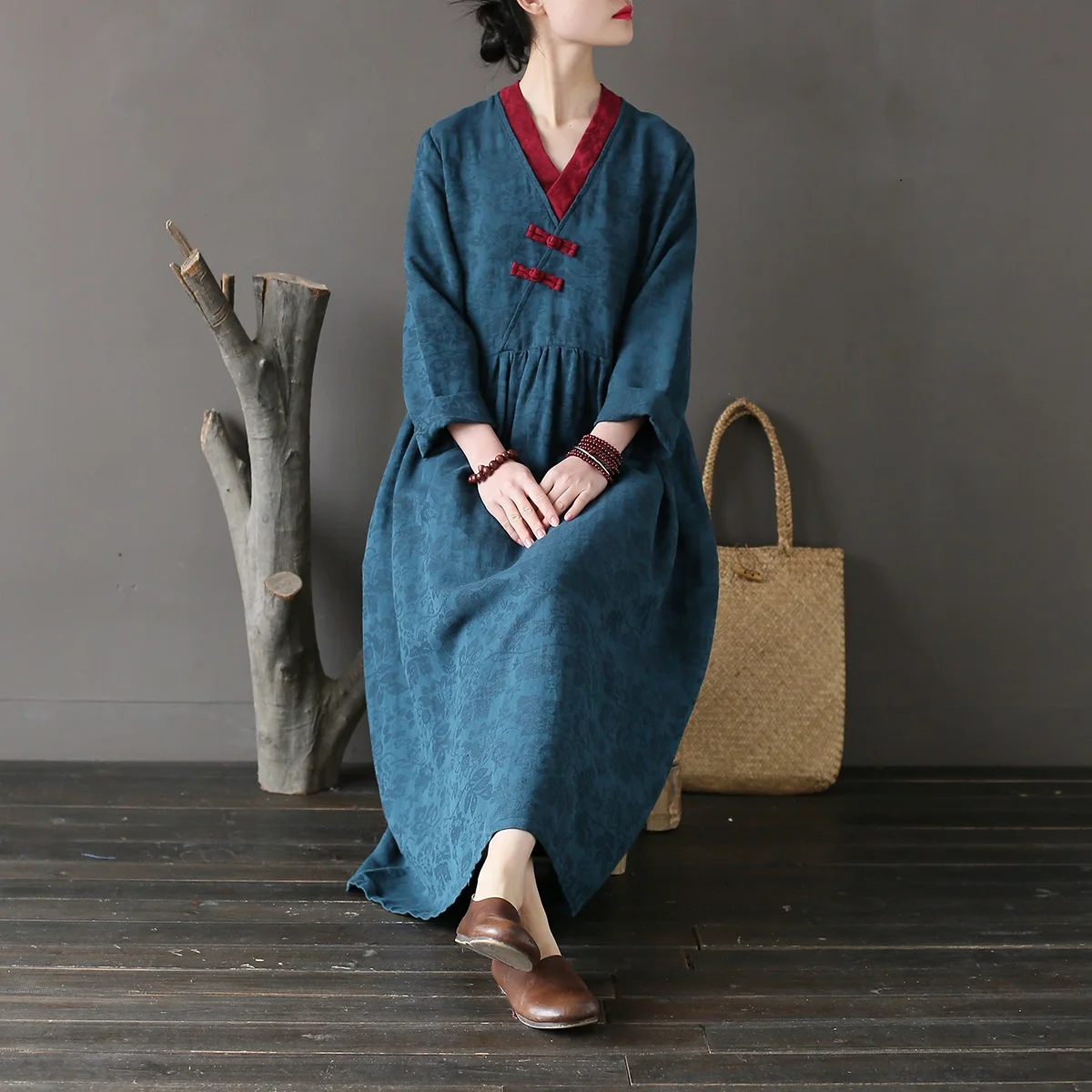 Платье жаккардовое с V-образным вырезом и завышенной талией в японском стиле