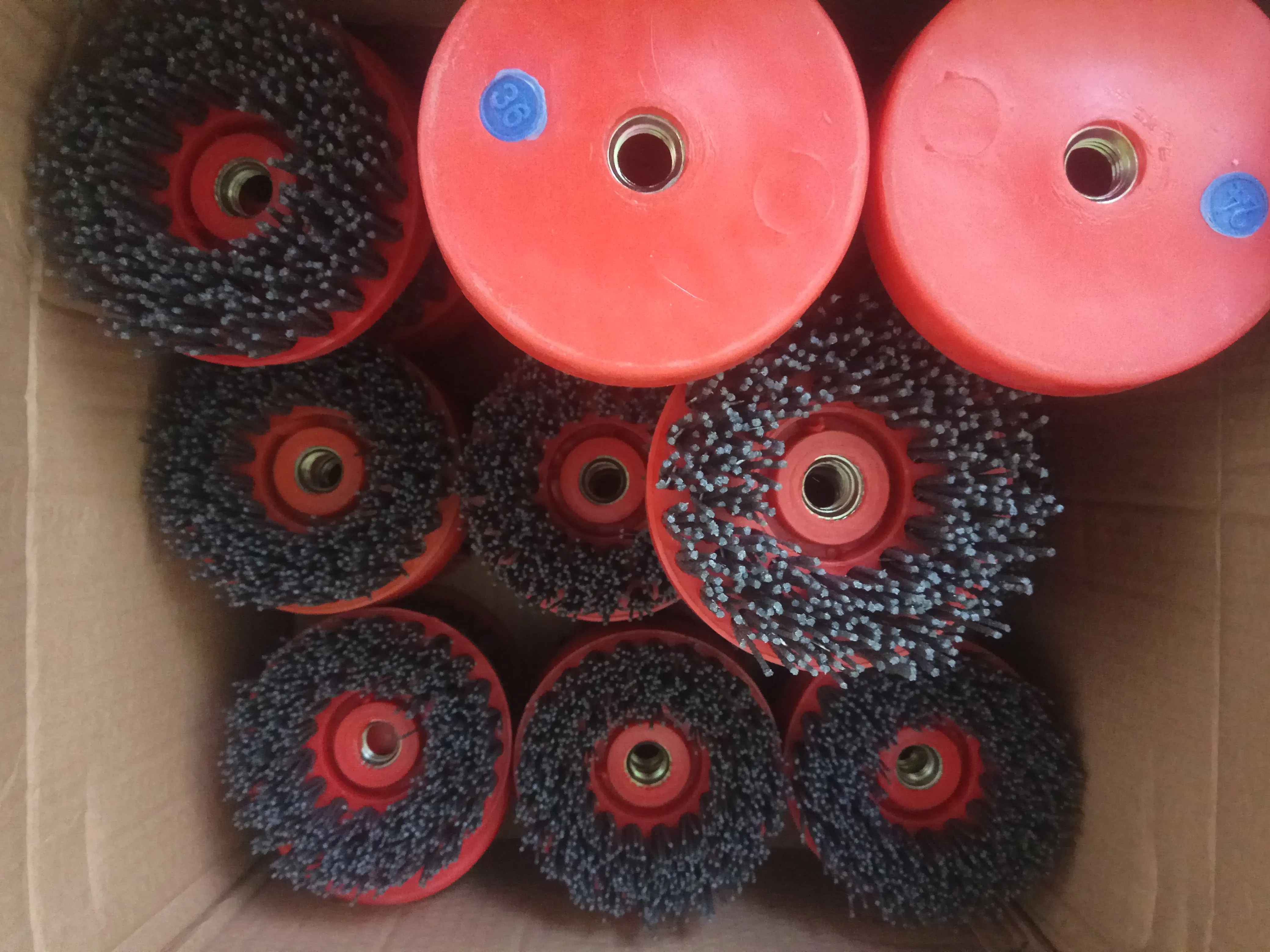 Абразивные щетки с алмазным наполнением для высокоэффективной округлой шлифовки мрамора и гранита.