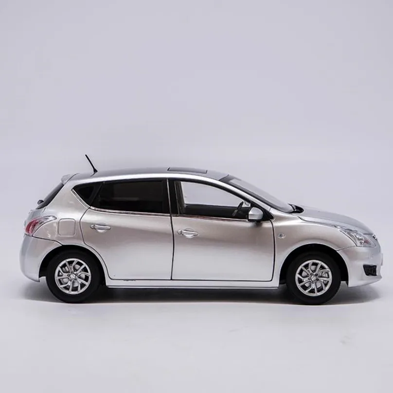 Высокое моделирование Nissan TIIDA модель автомобиля 1:18 Расширенный сплав коллекция игрушечный автомобиль, литая металлическая модель, 6 открытых дверей