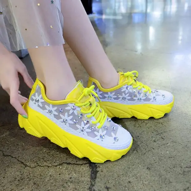 Желтые и белые кроссовки женская обувь на высокой платформе танкетке коллекция