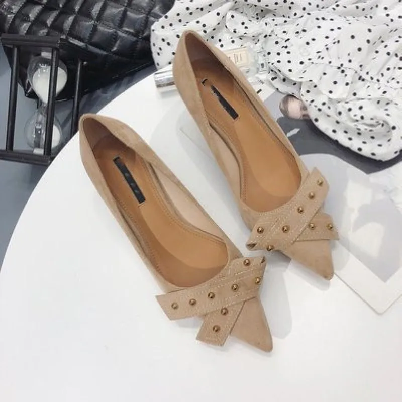 Женские замшевые туфли-лодочки с острым носком и бантом на высоком каблуке