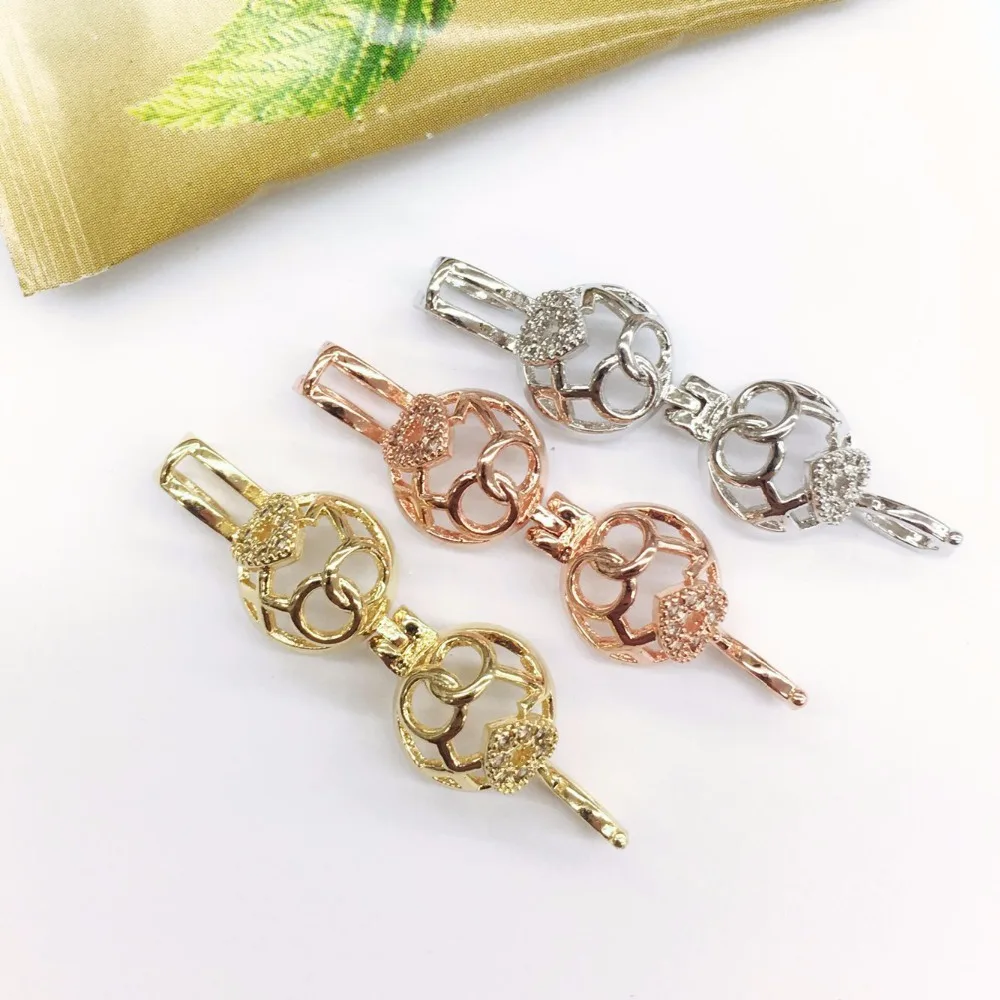 

Кулон в виде маленькой ажурной клетки с цирконом, в форме сердца