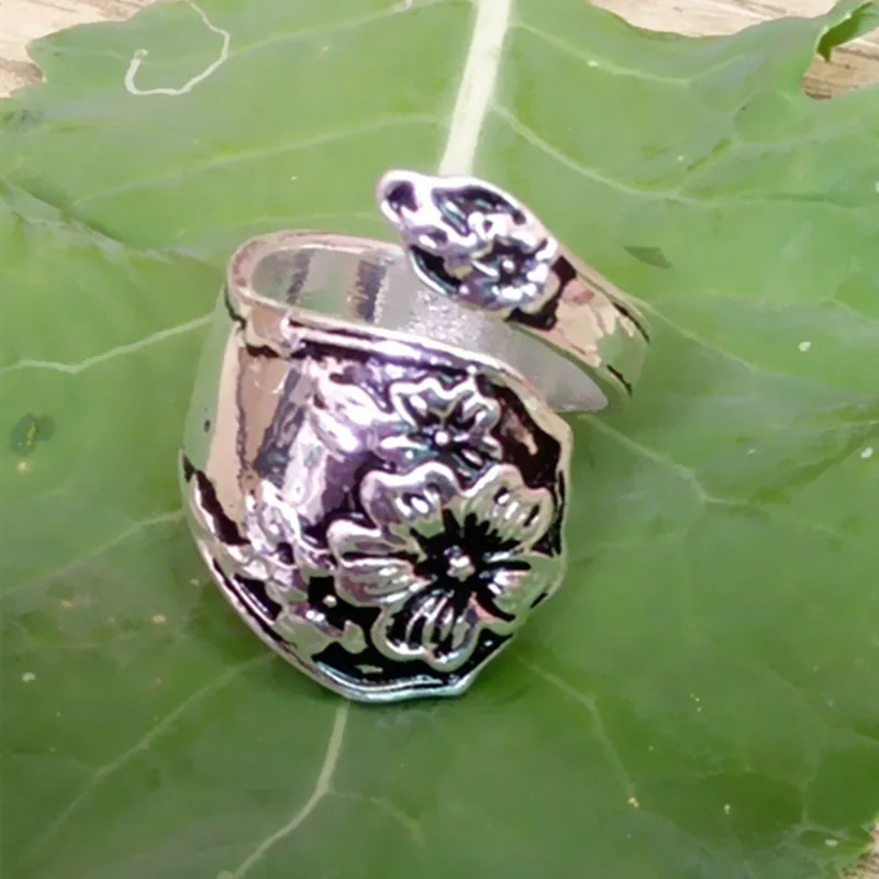 Кольцо в виде ложки арбута с бабочкой античное посеребренное регулируемое