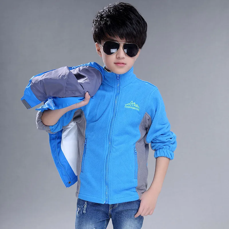 Детская модная уличная куртка на весну и осень практичная с капюшоном для