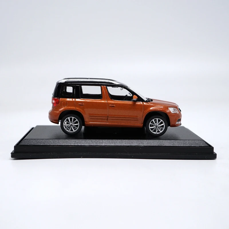 Коллекционная модель автомобиля из сплава в масштабе 1:43 SKODA Yeti City Edition