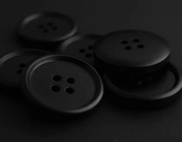 

2017 Resin buttons four eyes suit buttons black buttons wholesale 50pcs