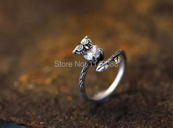 Женское кольцо с кристаллами в виде совы регулируемое черным кристаллом стиле