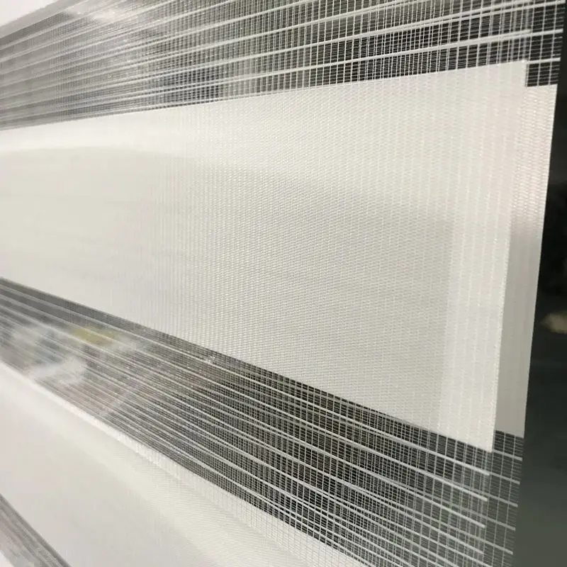 Полосатые жалюзи вертикальные двухслойные роликовые в слоновой кости оконные