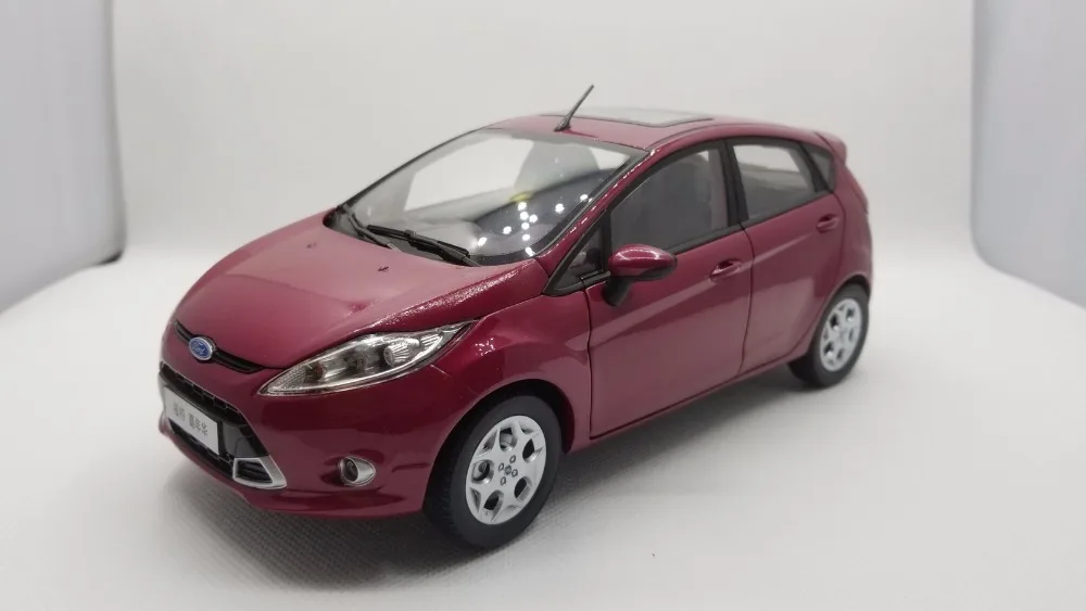 1:18 литая модель для Ford Fiesta 2011 Фиолетовый Красный хэтчбек игрушечный автомобиль миниатюрная Коллекция подарков