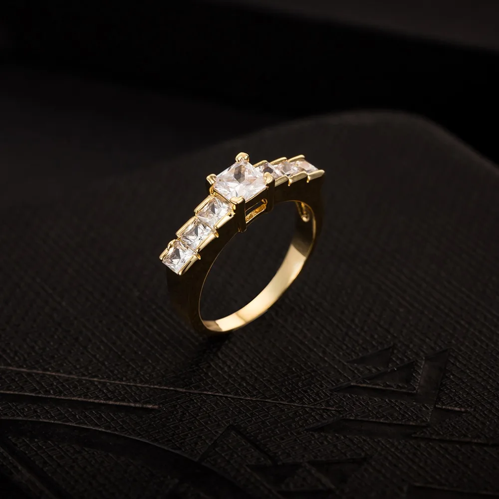 Женское кольцо с австрийским кристаллом золотистое квадратной формы фианитом