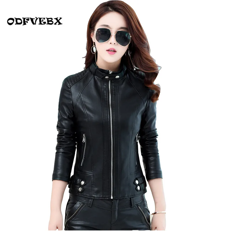 Демисезонная кожаная куртка женская короткая мотоциклетная модная облегающая