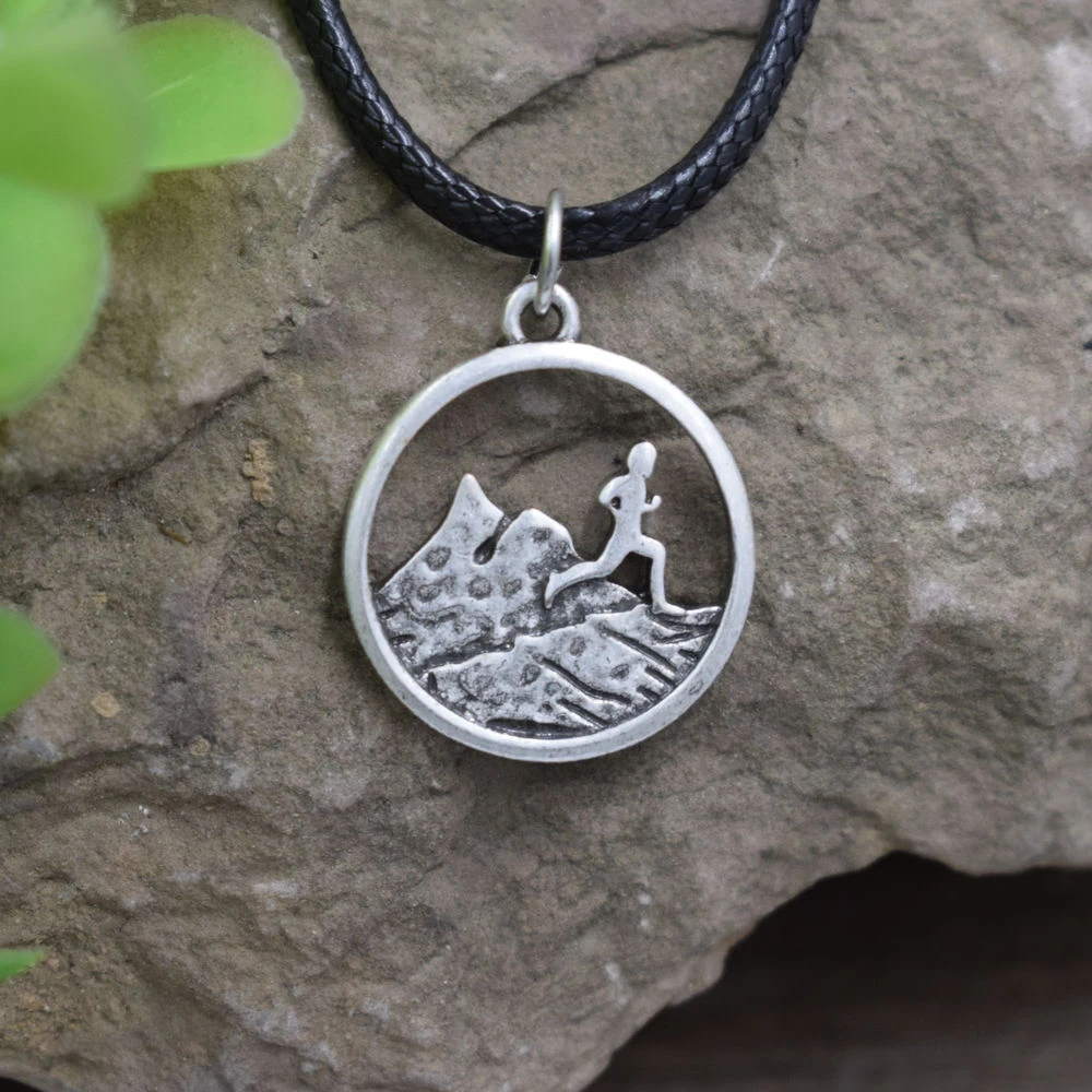 SanLan A Boy Runner Round Charm running Pendants Snowy Mountain Necklace Hiking Outdoor Travel Jewelry Mountains Climbing Gifts | Украшения