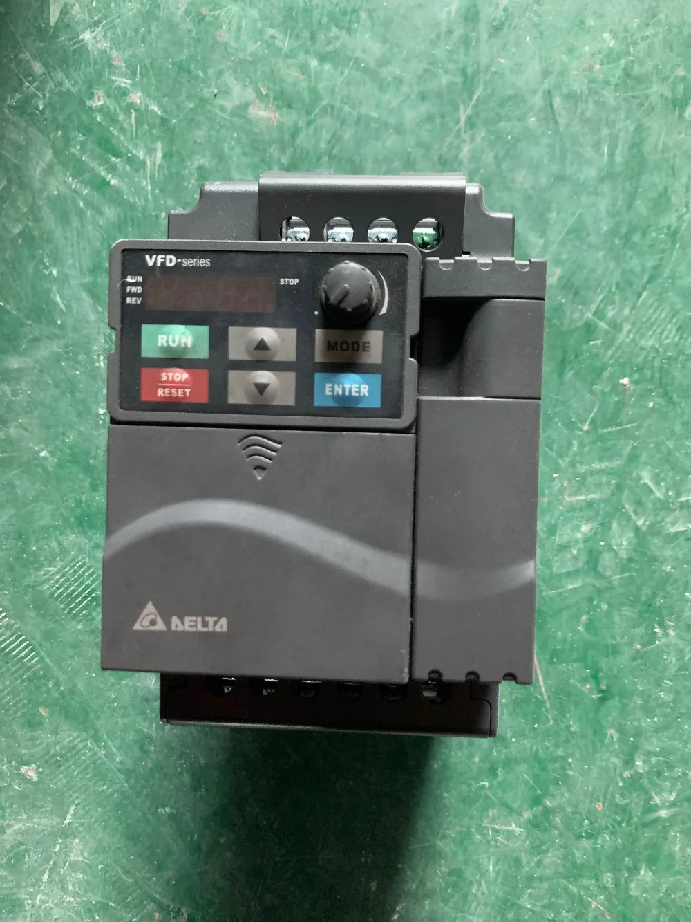 

VFD037E43A 3.7KW 380V инвертор, хороший внешний вид 90% новый, 90 дней гарантии, в наличии БЕСПЛАТНАЯ ДОСТАВКА