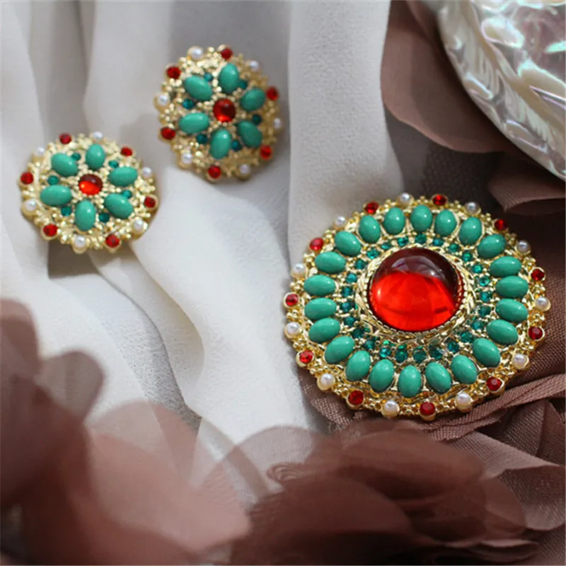 Серьги гвоздики из серебра 2019 пробы с инкрустированными красными и синими