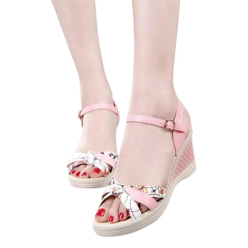 Новинка 2018 женские туфли на танкетке летние босоножки платформе с носком высоком