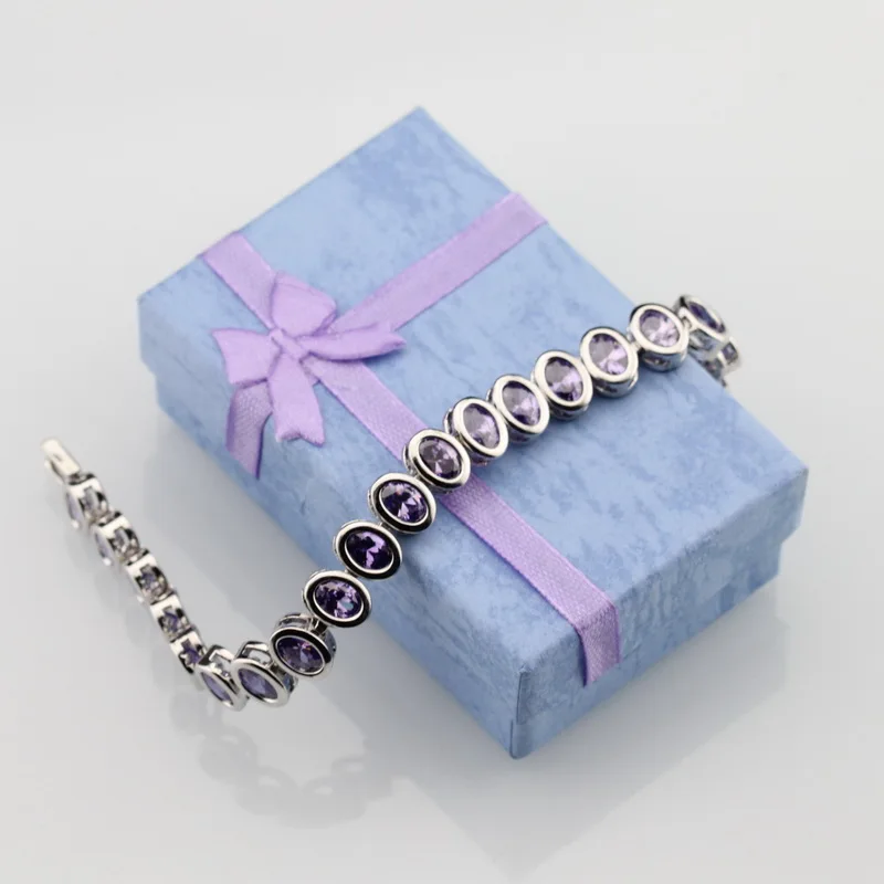 Привлекательный браслет серебряного цвета с фиолетовым цирконом модные