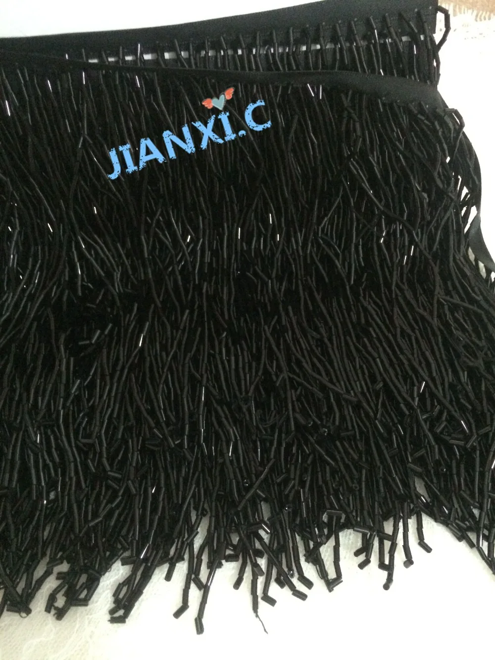 Бисерная нашивка ленточной бахромой с кистями и кружевом длиной 15 см черного цвета для декора одежды.