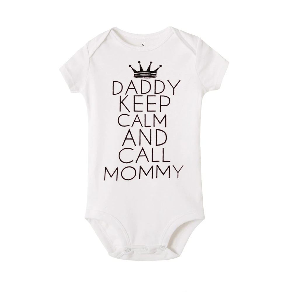 Забавная Одежда для новорожденных девочек с надписью «Daddy Keep Calm and Call Mommy», хлопковый комбинезон с короткими рукавами