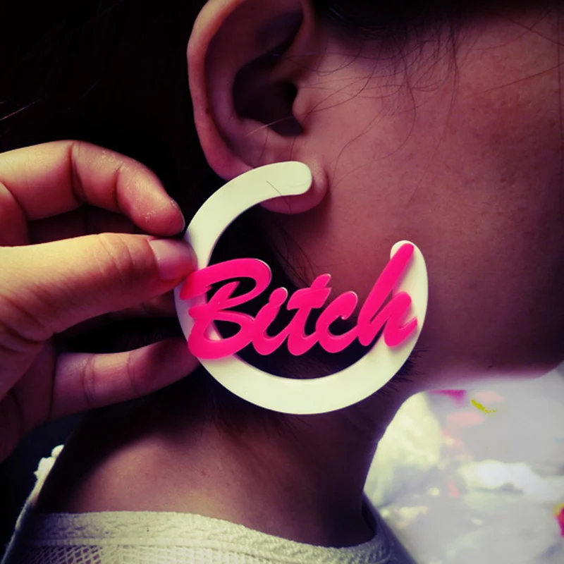 Мода Полукруг с надписью &quotBitch&quot свисающие серьги для женщин флуоресцентным