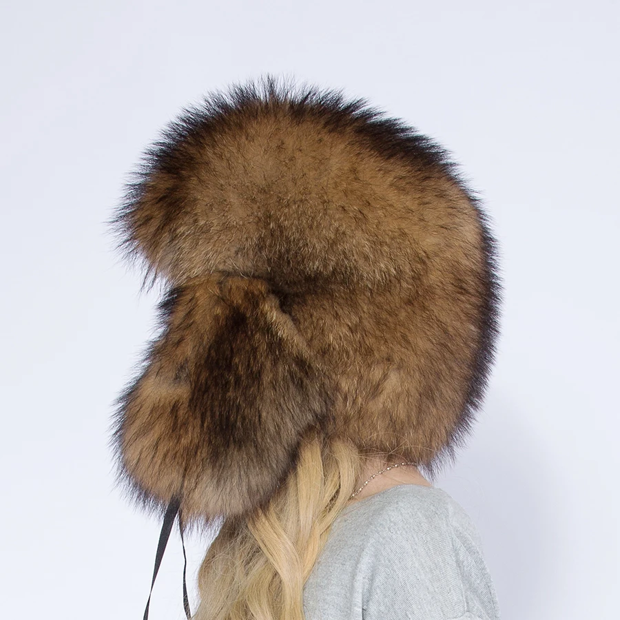 Рисунок 2 - Женские шапки с помпоном из натурального меха енота
