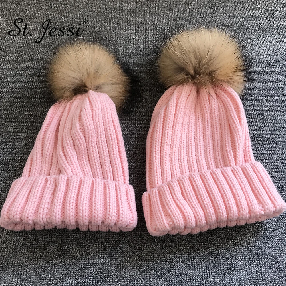 ST. Jessi/комплекты шапок с натуральным мехом для мамы и ребенка, для родителей и ребенка, вязаные пушистые Меховые помпоны, милые детские вязаные шапочки