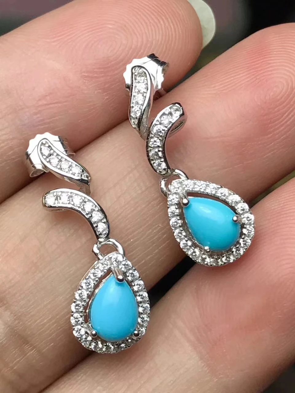 

Серьги-подвески из серебра 925 пробы с натуральными голубыми БИРЮЗОВЫМИ камнями