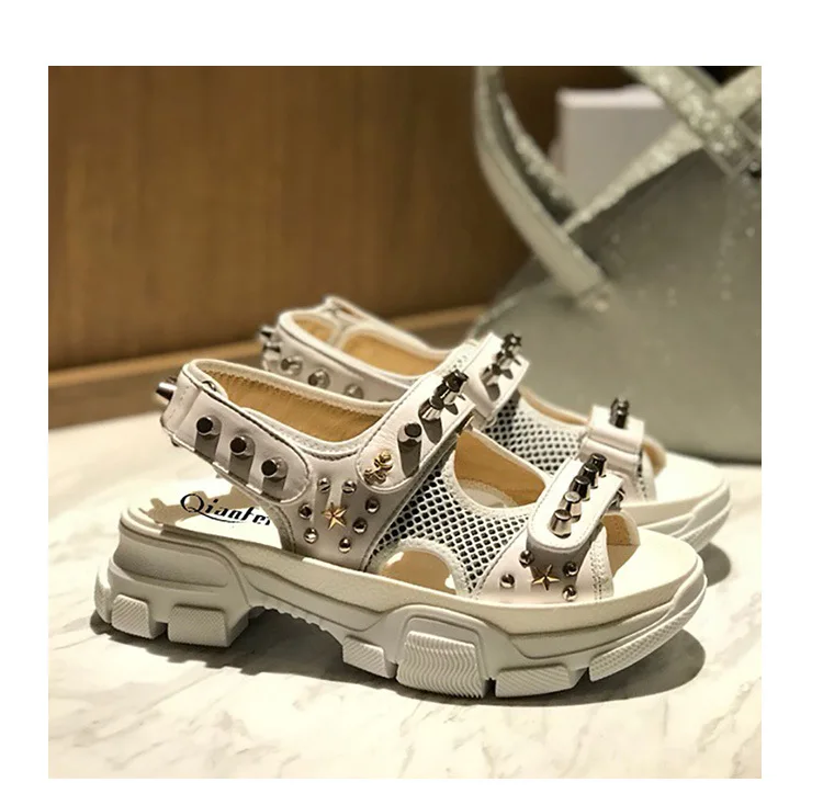 Обувь с заклепками; женские босоножки на платформе; zapatos de mujer; брендовая пляжная обувь с металлическими украшениями; chaussures femme; массивные сандалии; mujer