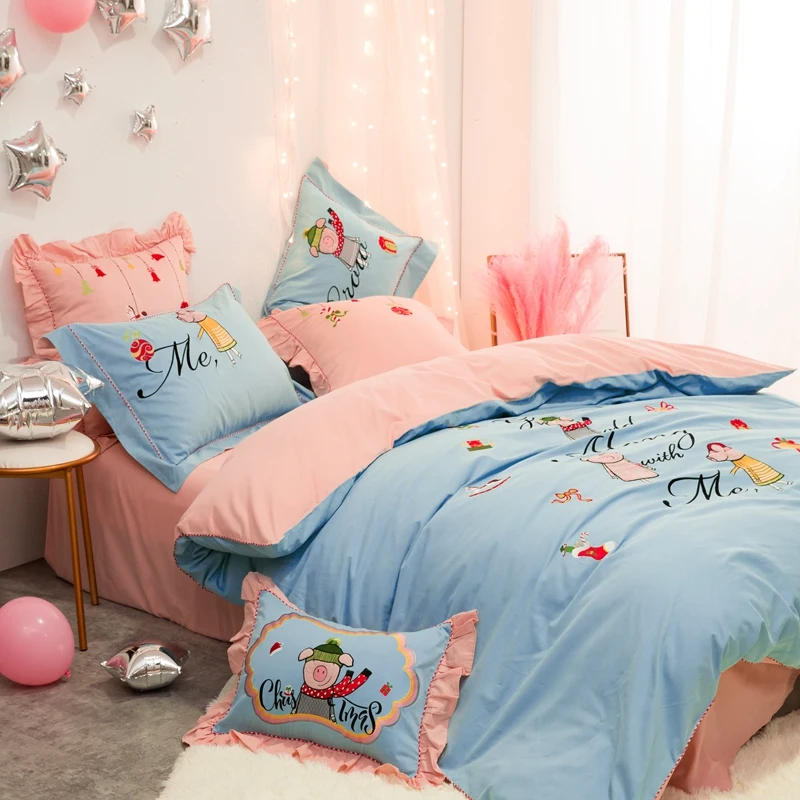 Комплект постельного белья "2018 Голубой роскошный милый поросенок Карикатура Вышивка" с двойным/королевским/королевским размером одеяла, простыней и наволочек.