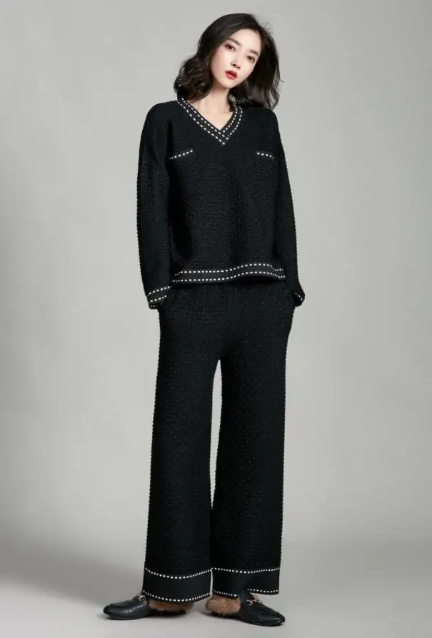 Женский свитер с треугольным вырезом и широкие брюки| |