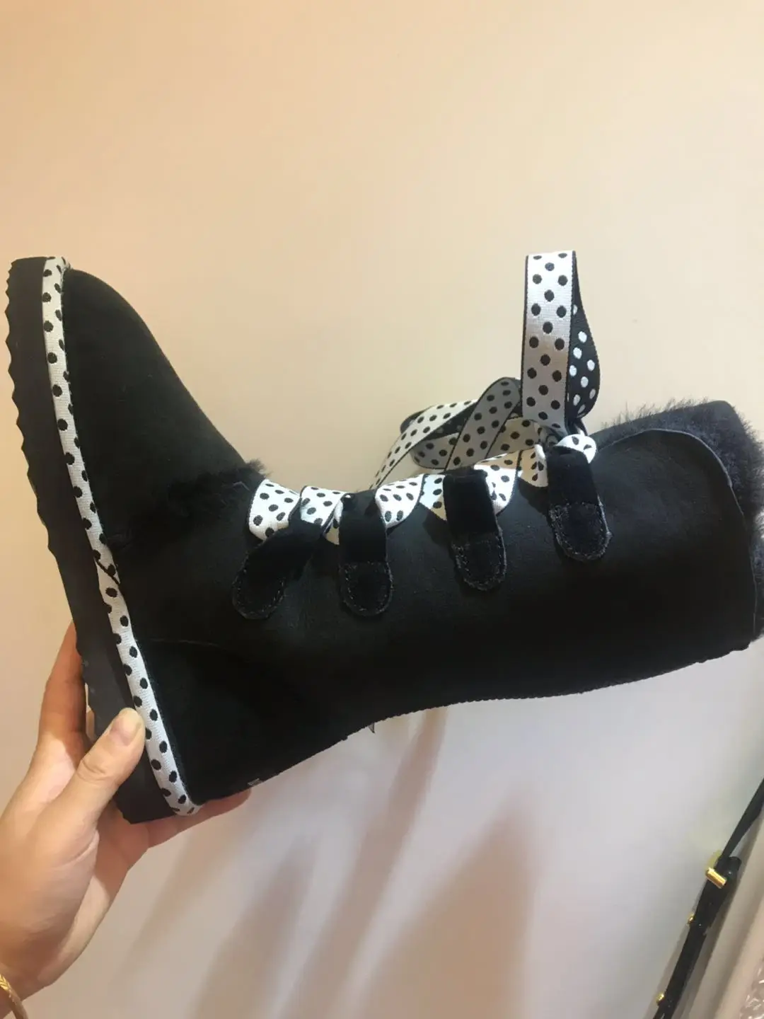 

In 2019, Europe's newest high-quality snowy boots, real leather, 100% wool, free delivery, women's shoes